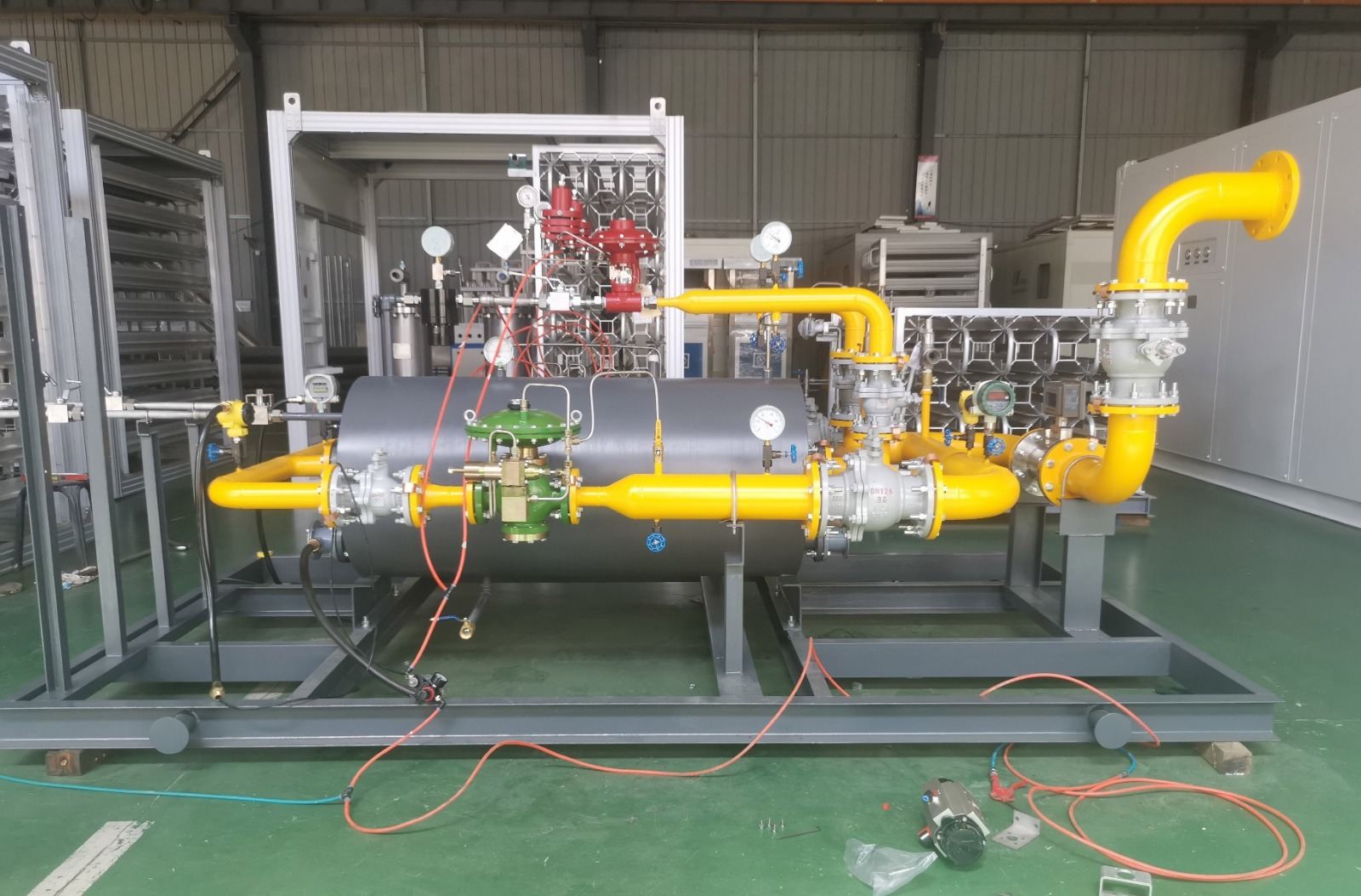 Gas pressure regulating and metering skid